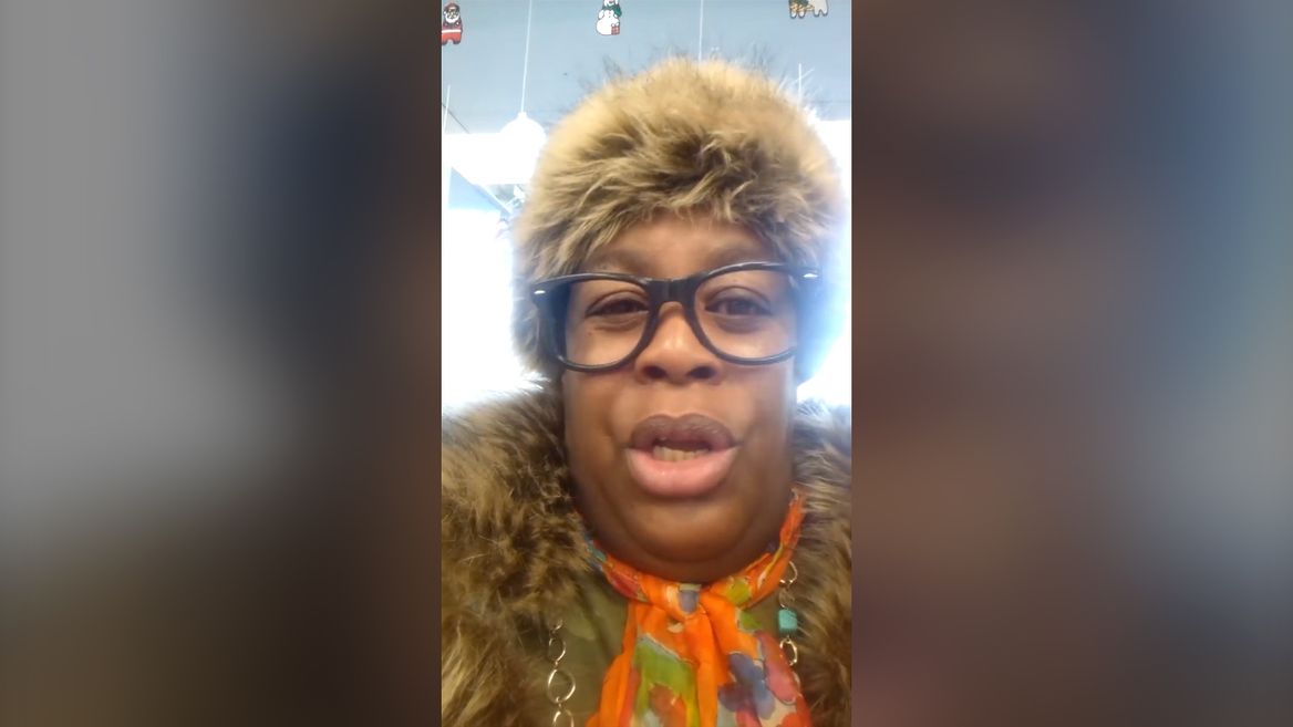 Gogglebox star Homeless as she begs fans for £1 selfies