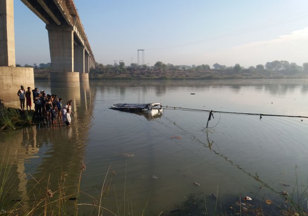 India Bus plunges into river killing 33 people travelling to Hindu temple