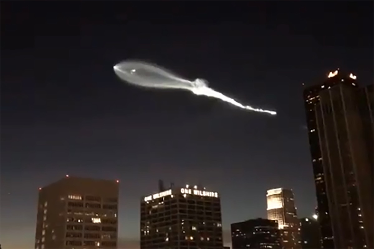Los Angeles Freaks Out Over 'UFO' Sightings (Watch)