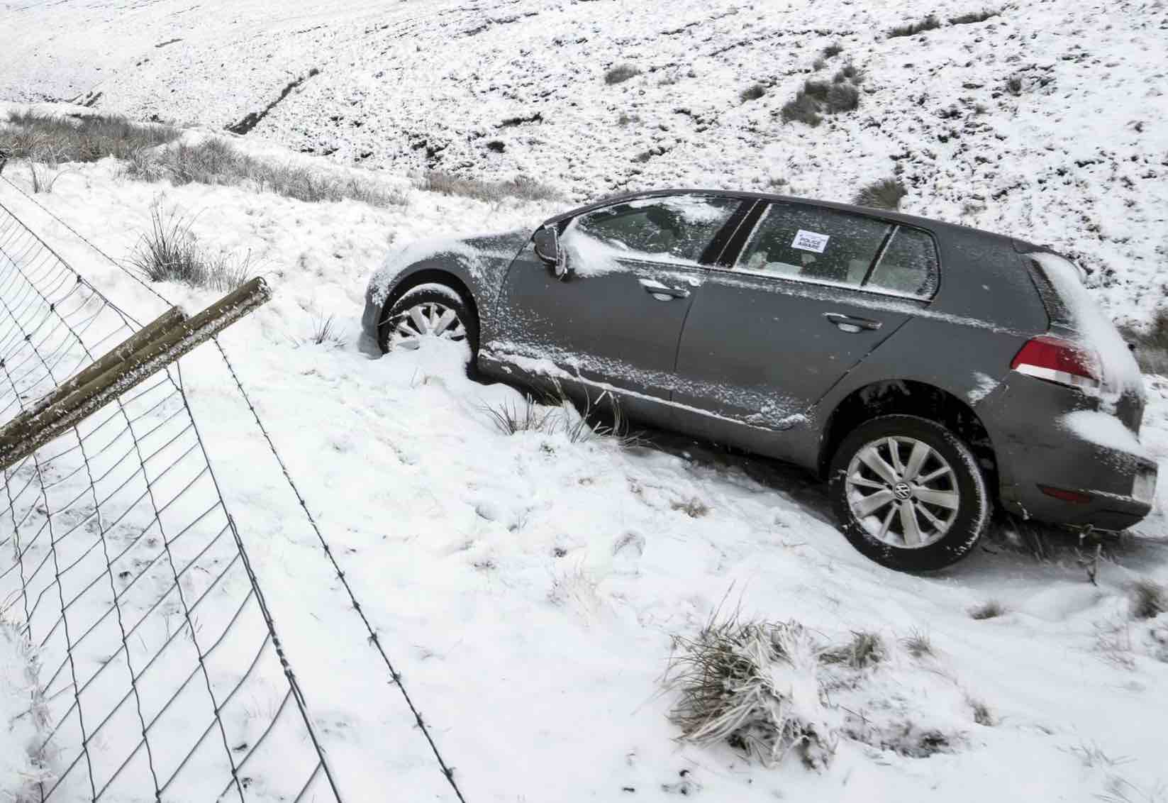UK Snow Warnings: Drivers told to leave cars at home