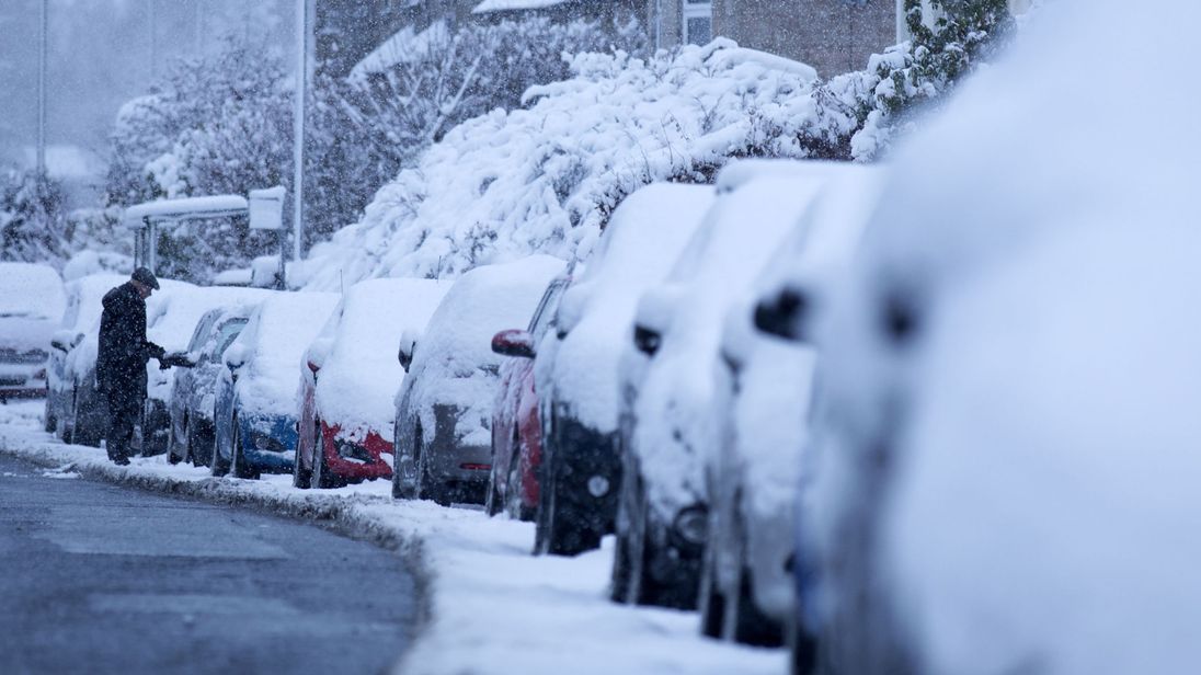 UK: Snow cancels trains and flights as freezing weather grips Britain