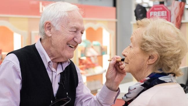 Husband takes make up lessons to help blind wife (Watch)