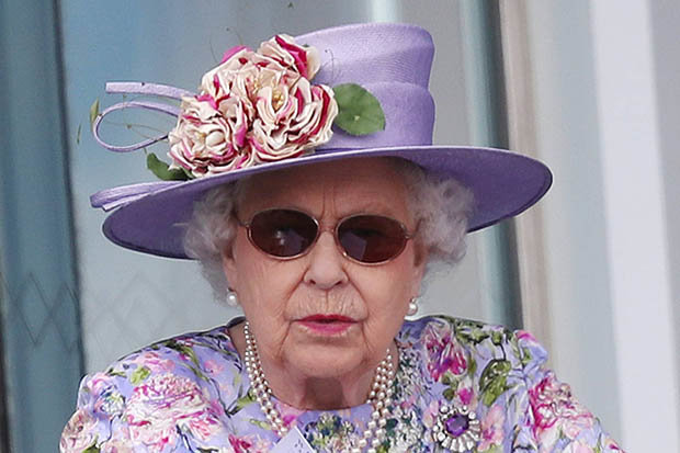 Queen has eye surgery to remove a cataract, Report