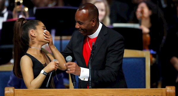 Bishop apologises to Ariana Grande for grazing her breast