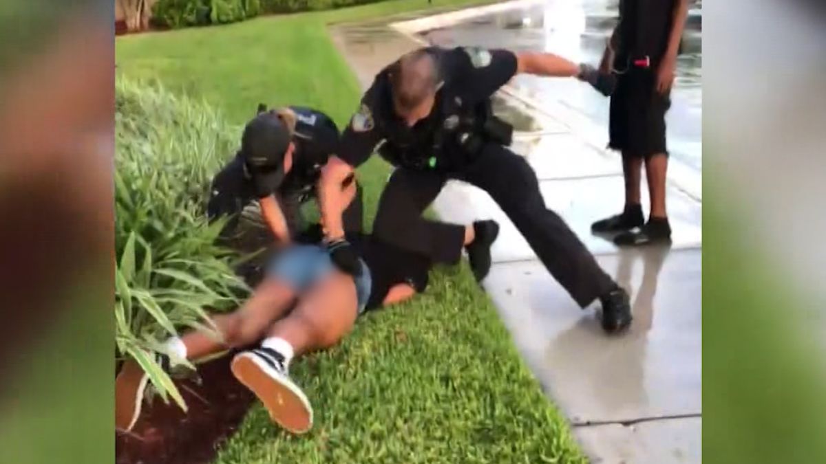 Florida officer girl arrest: Video shows police officer punching 14-year-old